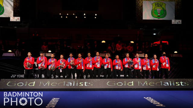 Tim Indonesia menyanyikan lagu kebangsaan Indonesia Raya usai juara Piala Thomas di Ceres Arena, Aarhus, Denmark, Minggu (17/10). Foto: Yohan Nonotte/Badmintonphoto/BWF