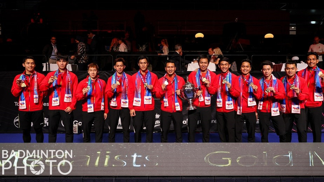 Tim Indonesia merayakan gelar juara Piala Thomas usai mengalahkan China di partai final di Ceres Arena, Aarhus, Denmark, Minggu (17/10). Foto: Yohan Nonotte/Badmintonphoto/BWF