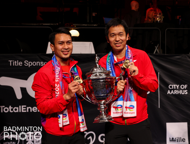 Ganda putra Indonesia, Mohammad Ahsan dan Hendra Setiawan merayakan gelar juara Piala Thomas 2020.  Foto: Yohan Nonotte/Badmintonphoto/BWF