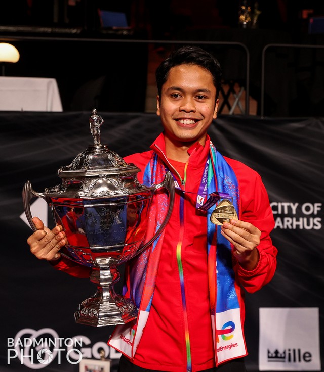 Tunggal putra Indonesia Anthony Sinisuka Ginting merayakan gelar juara Piala Thomas 2020. Foto: Yohan Nonotte/Badmintonphoto/BWF