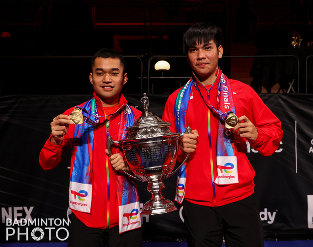 Ganda putra Indonesia Leo Rolly Carnando dan Daniel Marthin merayakan gelar juara Piala Thomas 2020.  Foto: Yohan Nonotte/Badmintonphoto/BWF