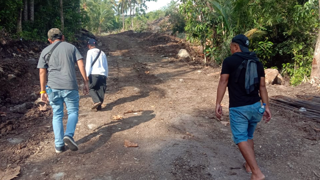 Dinas Pekerjaan Umum Penataan Ruang Perumahan dan Kawasan Permukiman (PUPRP dan Perkim) Kabupaten Kepulauan Siau Tagulandang Biaro (Sitaro) meninjau progres pembangunan jalan di Kampung Buhias.