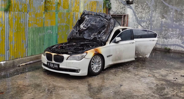 BMW Putih Hangus Terbakar di Sunter, Jakut, Diduga Korsleting Listrik ...