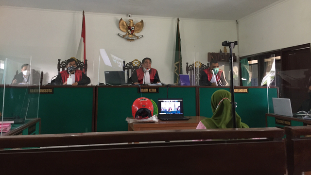 Suasana sidang kasus sate sianida maut dengan terdakwa Nani Aprilliani Nurjaman (25) di Pengadilan Negeri Bantul. Foto: Arfiansyah Panji Purnandaru/kumparan