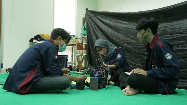 Tim robot sepak bola UGM sedang menyiapkan robotnya bertanding. Foto: Danang Bakti K