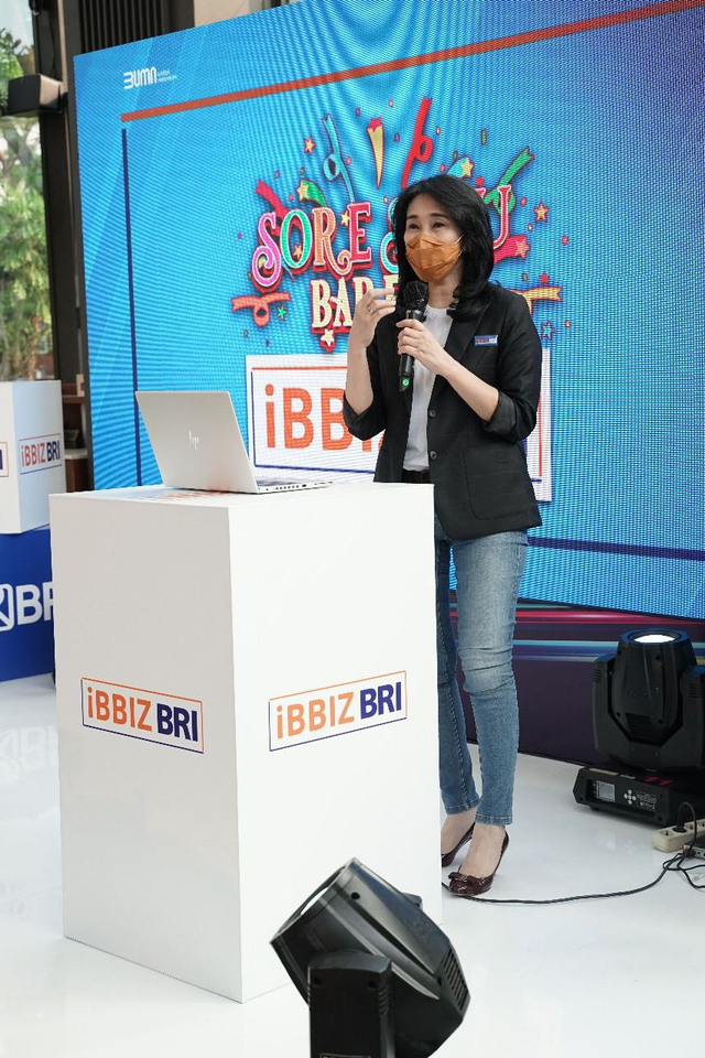 Direktur Bisnis Konsumer BRI Handayani dalam acara peluncuran platform transaksi perbankan iBBIZ Foto: Dok. BRI