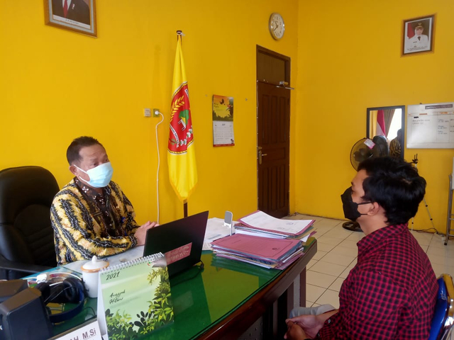 Kepala Dinas Dukcapil Kotawaringin Barat, Gusti Imansyah saat menjelaskan tata cara pengurusan dokumen kependudukan secara daring. Foto: Lukman Hakim/InfoPBUN