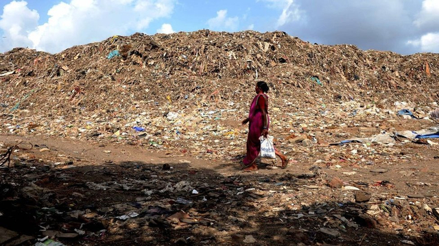 Lebih dari 16 juta ton sampah menyusun pegunungan sampah di Deonar.