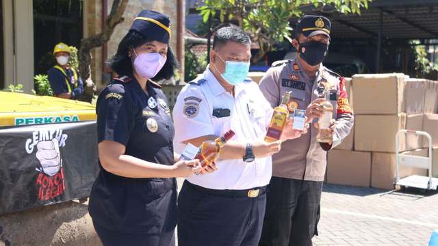 Kepala Kantor Bea Cukai Ngurah Rai, Bali, Kusuma Santi Wahyuningsih saat pemusnahan barang-barng ilegal - IST