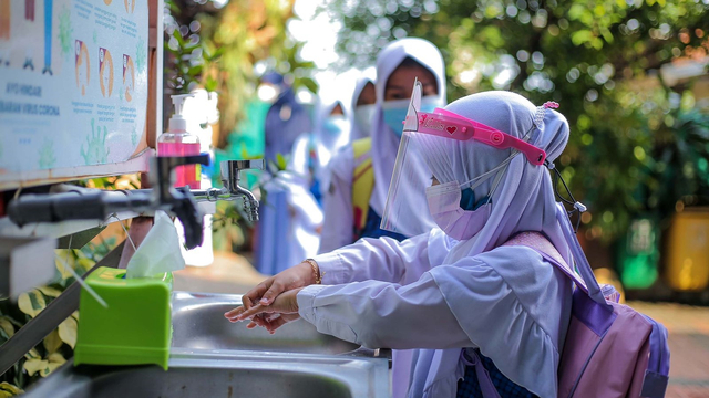 Murid-murid menerapkan protokol kesehatan saat PTM di Bogor. Foto: Pemkot Bogor