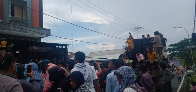 Mahasiswa dan keluarga korban saat aksi unjuk rasa di depan Polda Maluku Utara. Foto: Olis Djilfikar/cermat