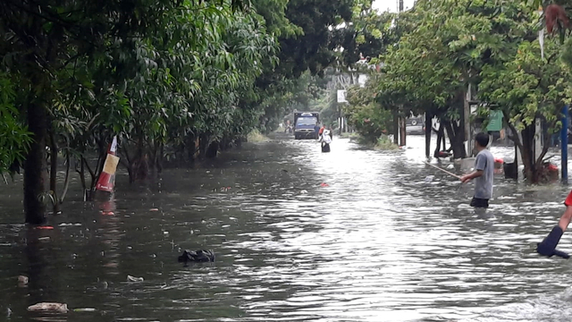 Banjir di Perumahan Taman Narogong Rawalumbu, Bekasi Timur, Senin (18/10). Foto: Dok. Istimewa