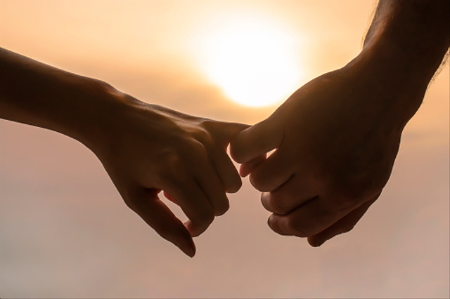 Ilustrasi pernikahan, https://unsplash.com/s/photos/marriedcouple
