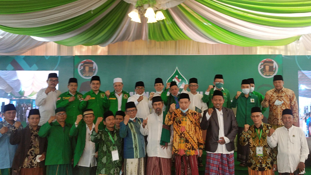 Peserta Munas Alim Ulama PPP berfoto bersama usai Munas Alim Ulama di Semarang ditutup. Foto: Intan Alliva Khansa/kumparan