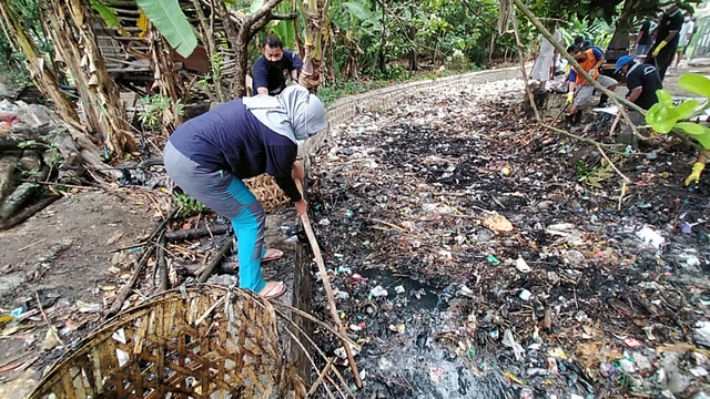Puluhan Mahasiswa Universitas Majalengka membersihkan tumpukan sampah di aliran sungai Cibasale. FOTO: Erick Disy/CIREMAITODAY
