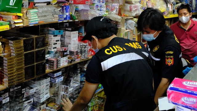 Petugas Bea Cukai Batam saat operasi rokok dan miras ilegal di beberapa wilayah di Batam. Foto: Istimewa