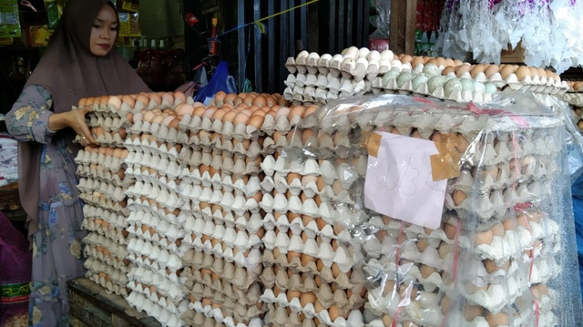 Salah seorang pedagang telur di pasar tradisional Mamuju. Foto: Awal Dion/SulbarKini