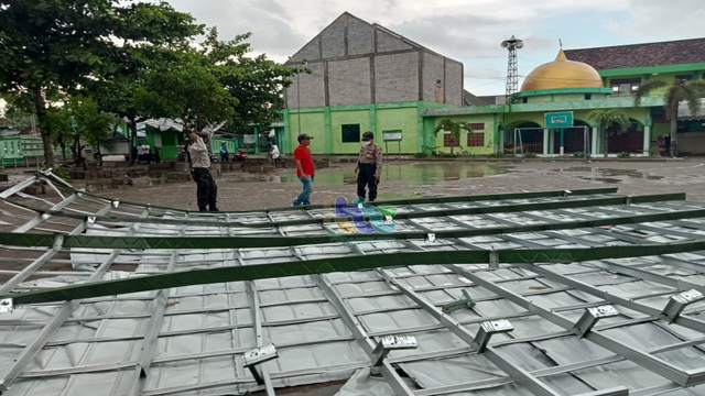 Gedung Majelis Wakil Cabang Nahdlatul Ulama (MWC NU) Kecamatan Kepohbaru, di Desa Nglumber, Kecamatan Kepohbaru yang alami kerusakan akibat diterjang angin. (foto: dok istimewa)