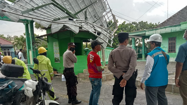 Diterjang Angin Kencang, 2 Bangunan di Bojonegoro Rusak Berat (254216)