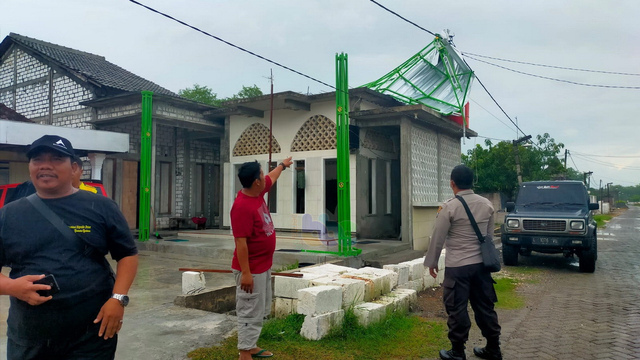 Diterjang Angin Kencang, 2 Bangunan di Bojonegoro Rusak Berat (254217)