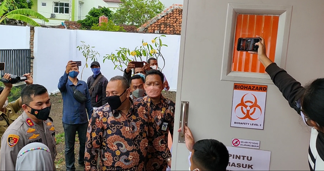 Wali Kota Tegal, Dedy Yon Supriono bersama Kapolres Tegal Kota AKBP Rahmad Hidayat dan Plt Direktur RSUD Kardinah saat meninjau Lab. PCR saat soft opening, Senin (18/10/2021).