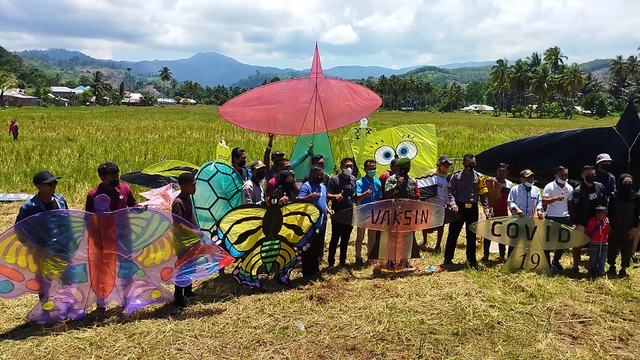  Puluhan pemuda di dua desa di Kecamatan Atinggola, Kabupaten Gorontalo Utara, menggelar festival layang-layang tradisional. Senin, (18/10). Foto: Dok istimewa