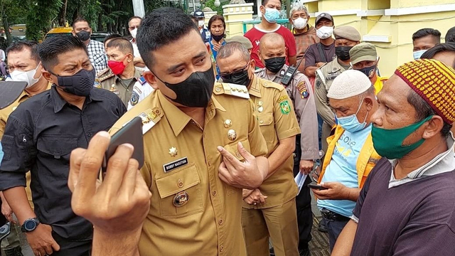 Wali Kota Medan Bobby Nasution saat menerima para jukir yang mendemo kantornya. Foto: Dok. Istimewa