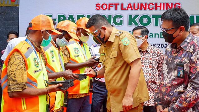 Wali Kota Medan Bobby Nasution saat meresmikan E-Parking. Foto: Dok. Istimewa