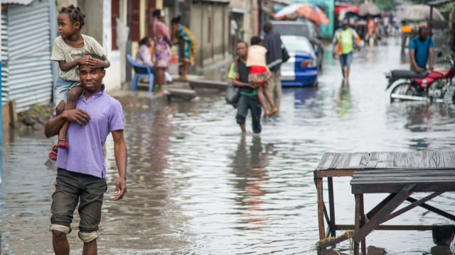 Ilustrasi kondisi lingkungan yang kumuh akibat bencana banjir, rentan mengakibatkan penduduk terserang penyakit Kolera. Foto: Reuters 