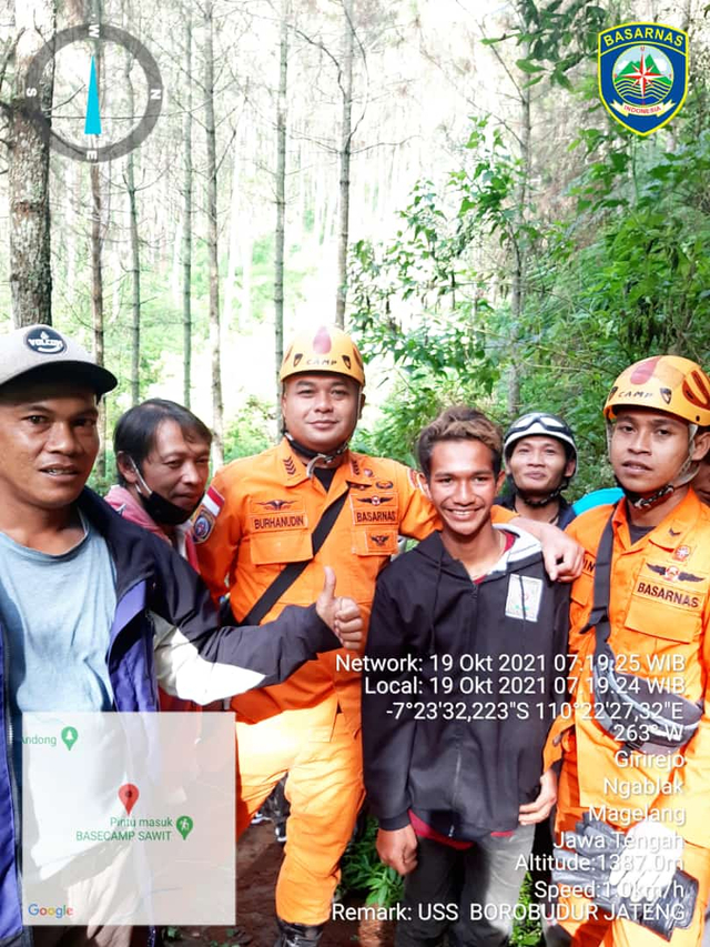 Tim penyelamat gabungan saat mengevakuasi Devi Andi Saputra, pendaki yang hilang di Gunung Andong. Foto: Dok. Istimewa