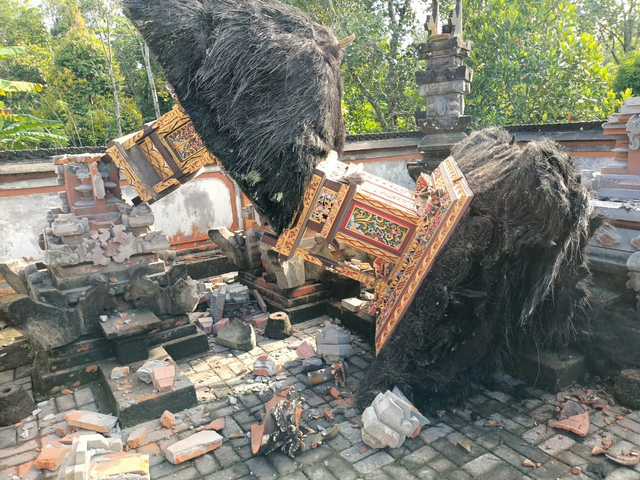 Salah-satu pelinggih (tempat ibadah-red) yang rusak saat gempa di Bali - IST