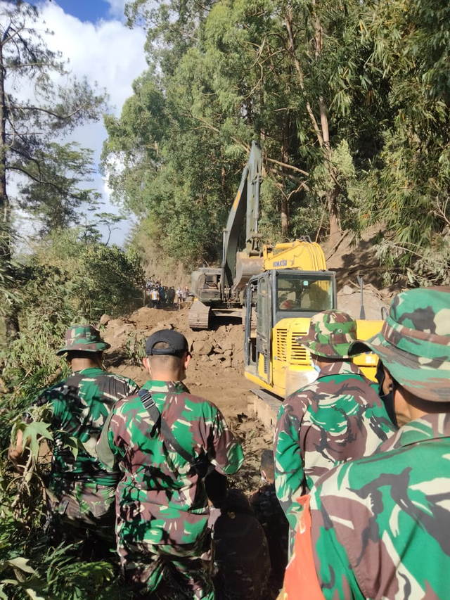 Akses ke Desa Trunyan, Bali, Longsor Lagi, Petugas Lakukan Penutupan Jalan (32195)