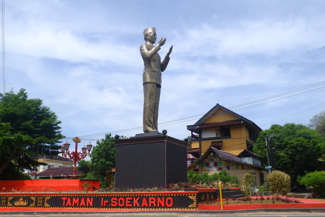 Patung Ir Soekarno yang berdiri kokoh di Taman Ir Soekarno di Jalan Gatot Subroto Bandar Lampung, Selasa (19/10) | Foto : Sidik Aryono/Lampung Geh