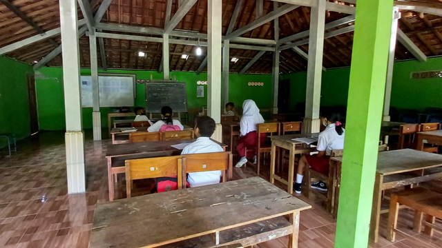 Suasana pembelajaran siswa SD N 2 Tepus, Gunungkidul di Balai Padukuhan Blekonang 1. Foto: Erfanto/Tugu Jogja.