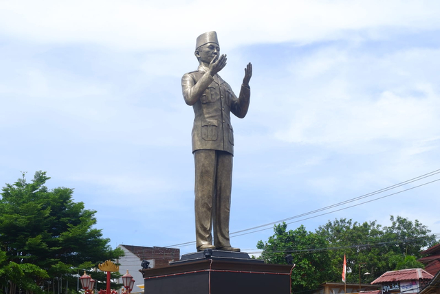 Melihat Patung Soekarno dengan Pose Berdoa di Jalan Gatot Subroto Bandar Lampung (1)