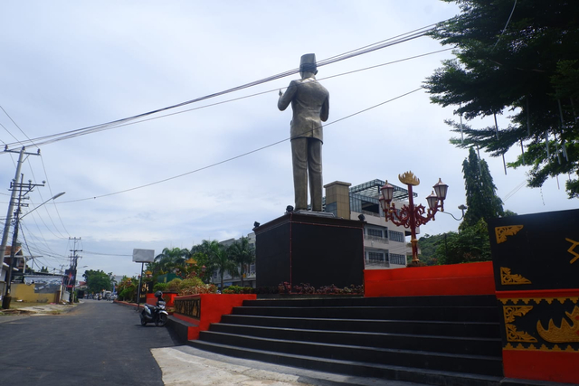 Melihat Patung Soekarno dengan Pose Berdoa di Jalan Gatot Subroto Bandar Lampung (3)