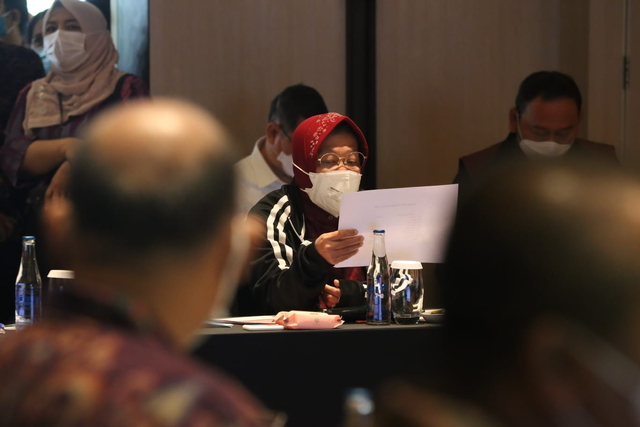 Menteri Sosial Tri Rismaharini dalam kegiatan evaluasi penyaluran bansos di Kuta, Bali - IST