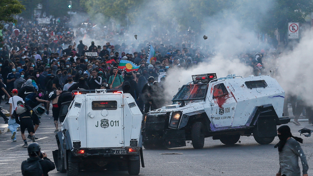 Demonstran bentrok dengan polisi anti huru hara selama demonstrasi menentang pemerintah Chili, di Valparaiso, Chili, Senin (18/10). Foto: Rodrigo Garrido/REUTERS
