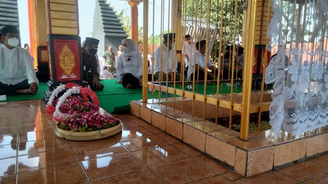 Peringati Hari Jadi Ke-344 Kabupaten Bojonegoro, Bupati Ziarah ke Makam Leluhur (166376)