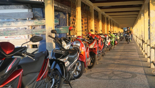 Sepeda motor warga parkir di dermaga Pulau Penyengat (Foto:ist)