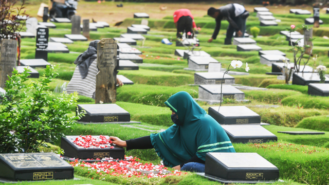 Contoh Perilaku Berbuat Baik Kepada Orang Tua yang Sudah Meninggal, Apa Saja? (82601)