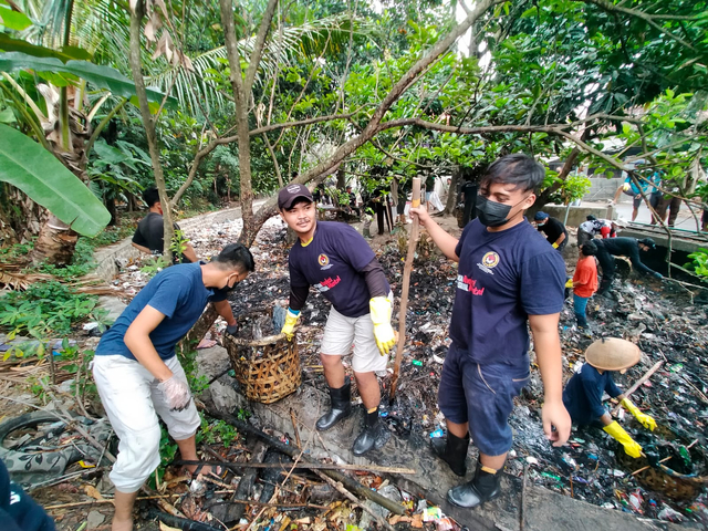 Aksi bersih-bersih Sungai Cibasale di Kabupaten Majalengka yang dilaksanakan Forum Masyarakat Muda Panjalin (FMMP). FOTO: Erick Disy/CIREMAITODAY