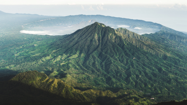 Gunung Abang di Bali. Foto: Getty Images
