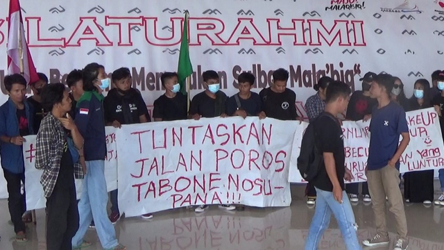 Puluhan mahasiswa yang tergabung dalam Pergerakan Masyarakat Tandalanganan (Permata) berunjuk rasa di kantor Gubernur Sulawesi Barat. Foto: Dok. Istimewa