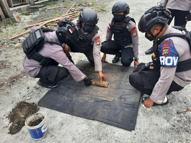 Polda Papua Barat mengevakuasi mortir