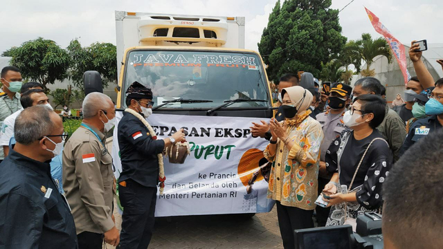 Menteri Pertanian RI Syahrul Yasin Limpo bersama Wali Kota Batu Dewanti Rumpoko secara simbolis melepas pengiriman ekspor 1 ton jeruk purut ke Prancis. Foto/Azmy