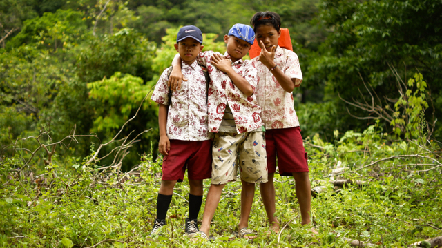 Potret tiga orang anak dari sekolah jauh SD 246 Bonto-Bonto sedang berpose di Dusun Cindakko, Kabupaten Maros, Sulawesi Selatan. Foto: Jumadil Awal