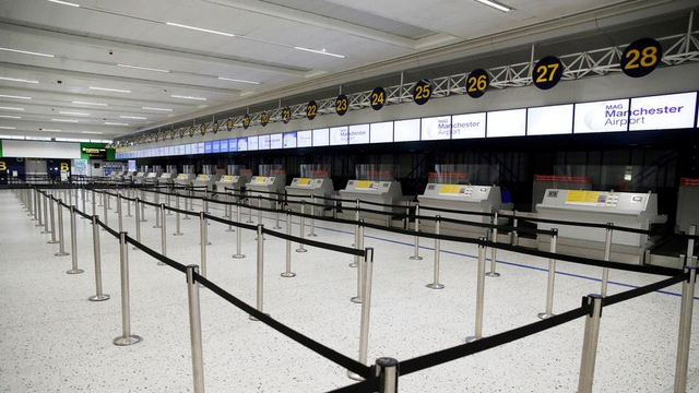 Area check-in kosong terlihat di Bandara Manchester, Inggris, pada 8 Juni 2020. Foto: Phil Noble/REUTERS