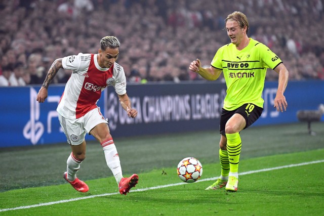 Pemain Ajax Amsterdam Antony berusaha melewati pemain Borussia Dortmund pada pertandingan Grup C Liga Champions di Johan Cruijff Arena, Amsterdam, Belanda. Foto: Piroschka Van De Wouw/REUTERS