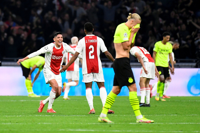 Selebrasi pemain Ajax Amsterdam usai menang melawan Borussia Dortmund pada pertandingan Grup C Liga Champions di Johan Cruijff Arena, Amsterdam, Belanda. Foto: Piroschka Van De Wouw/REUTERS